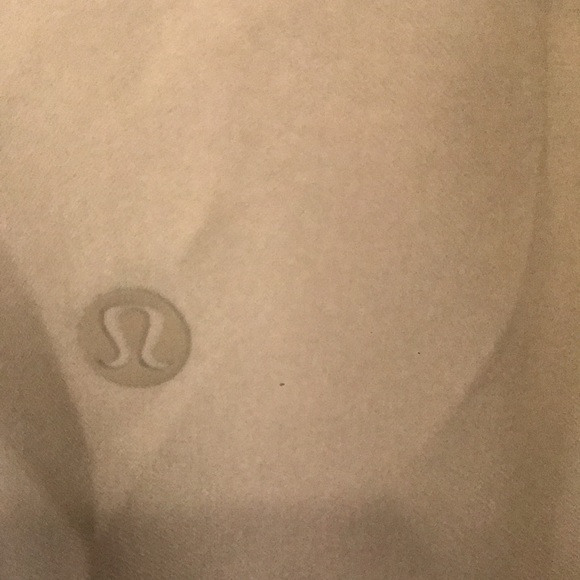 Lululemon on the Fly woven SZ 6 capri length - Picture 5 of 6